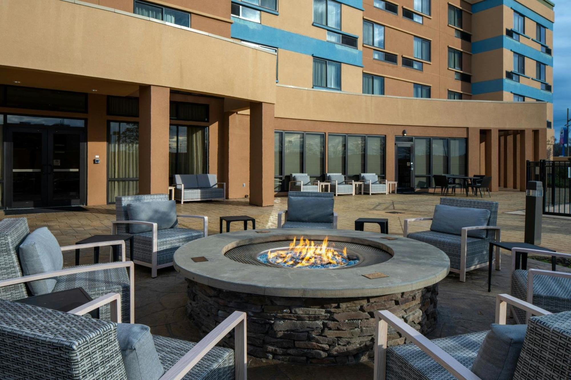 Courtyard By Marriott Jackson Airport/Pearl Hotell Exteriör bild